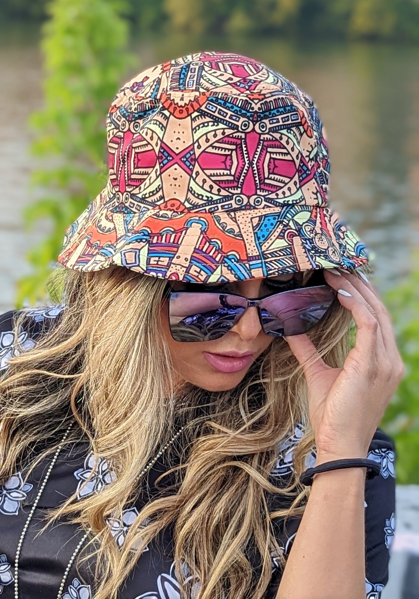 Trippy mosaic bucket hat
